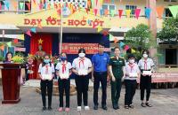 Chi đoàn TAND tỉnh Cà Mau tặng học bổng cho học sinh nghèo